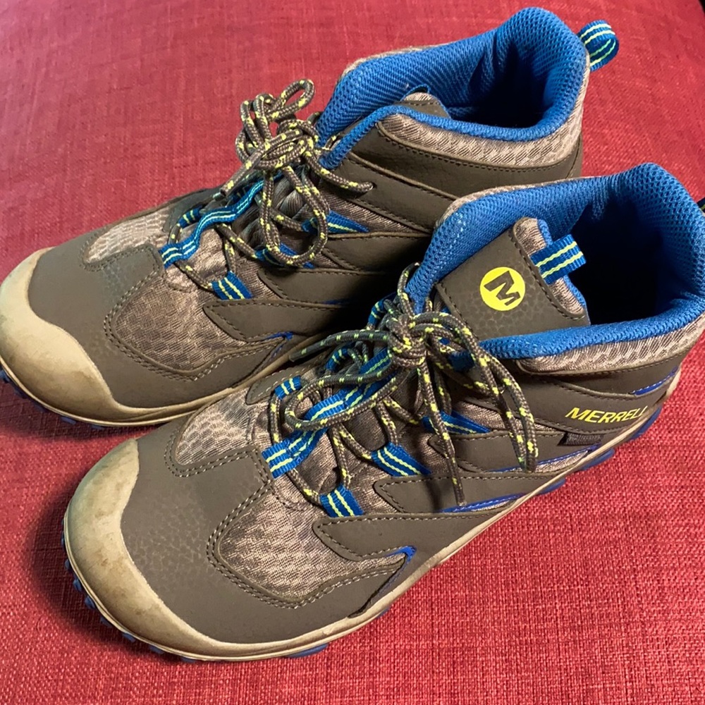 Sturdy hiking boots/sneakers